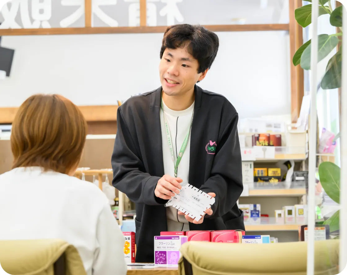 お客様と話すスタッフ