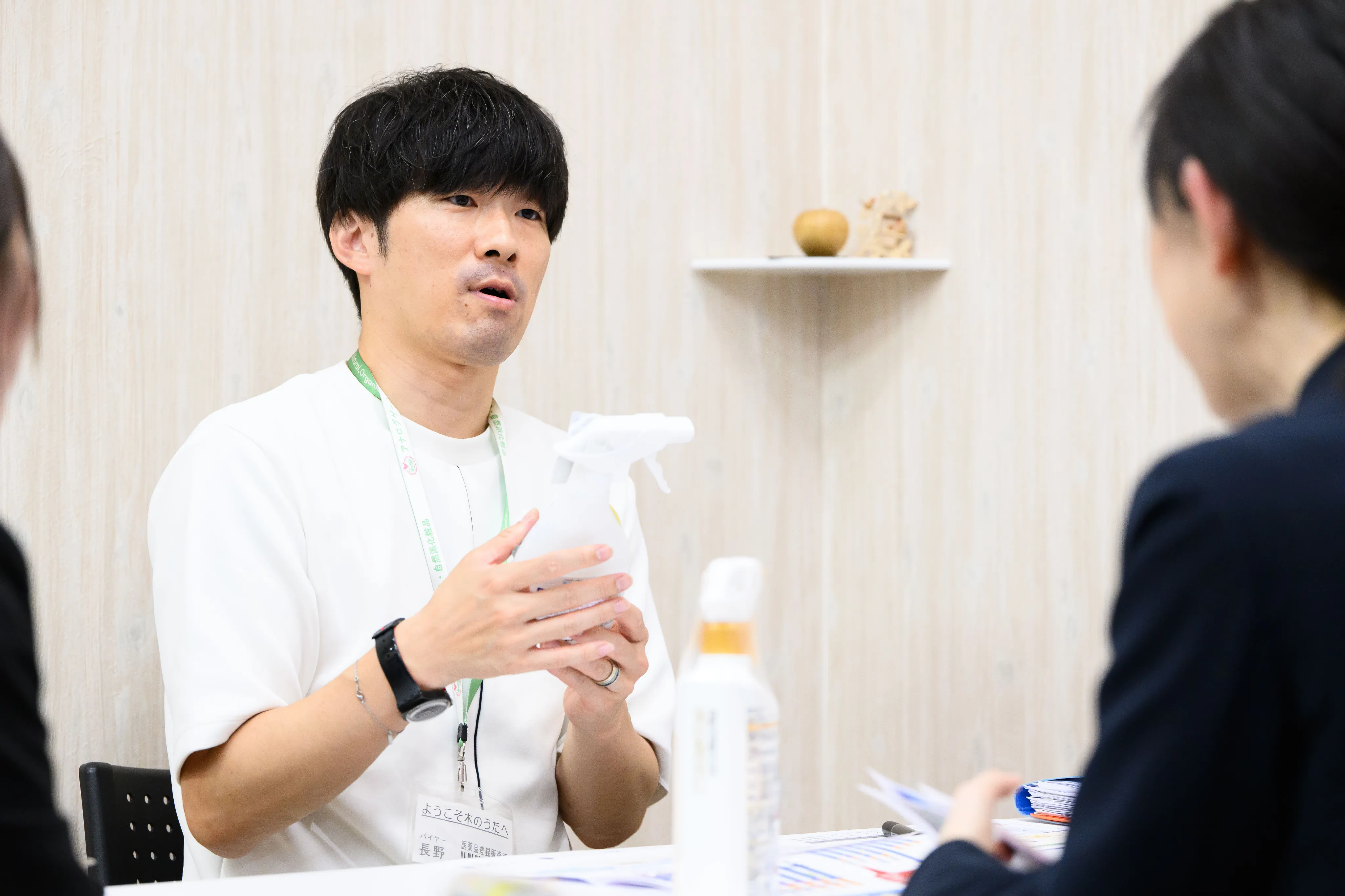 お客様と話す社員