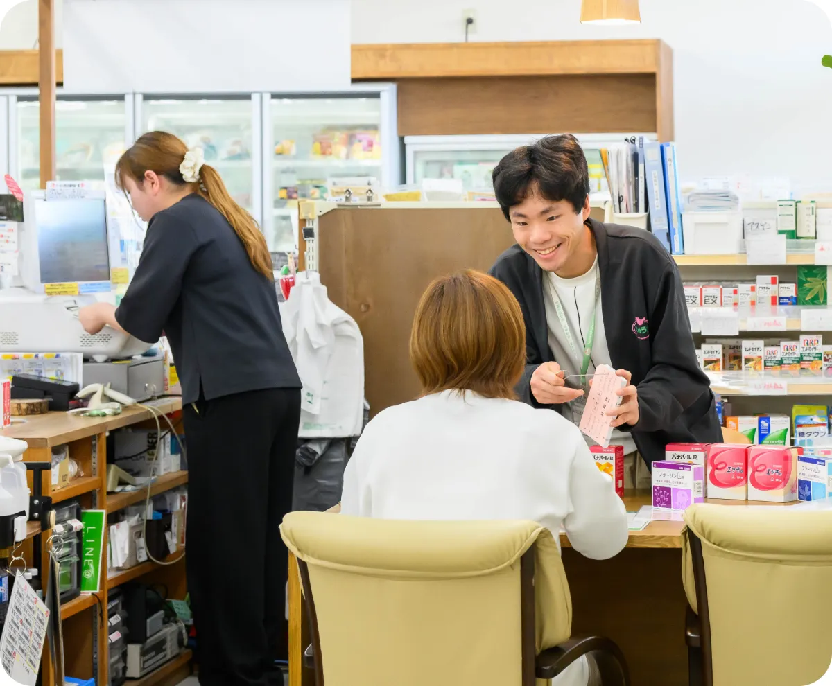 カウンターでお客様と話す社員