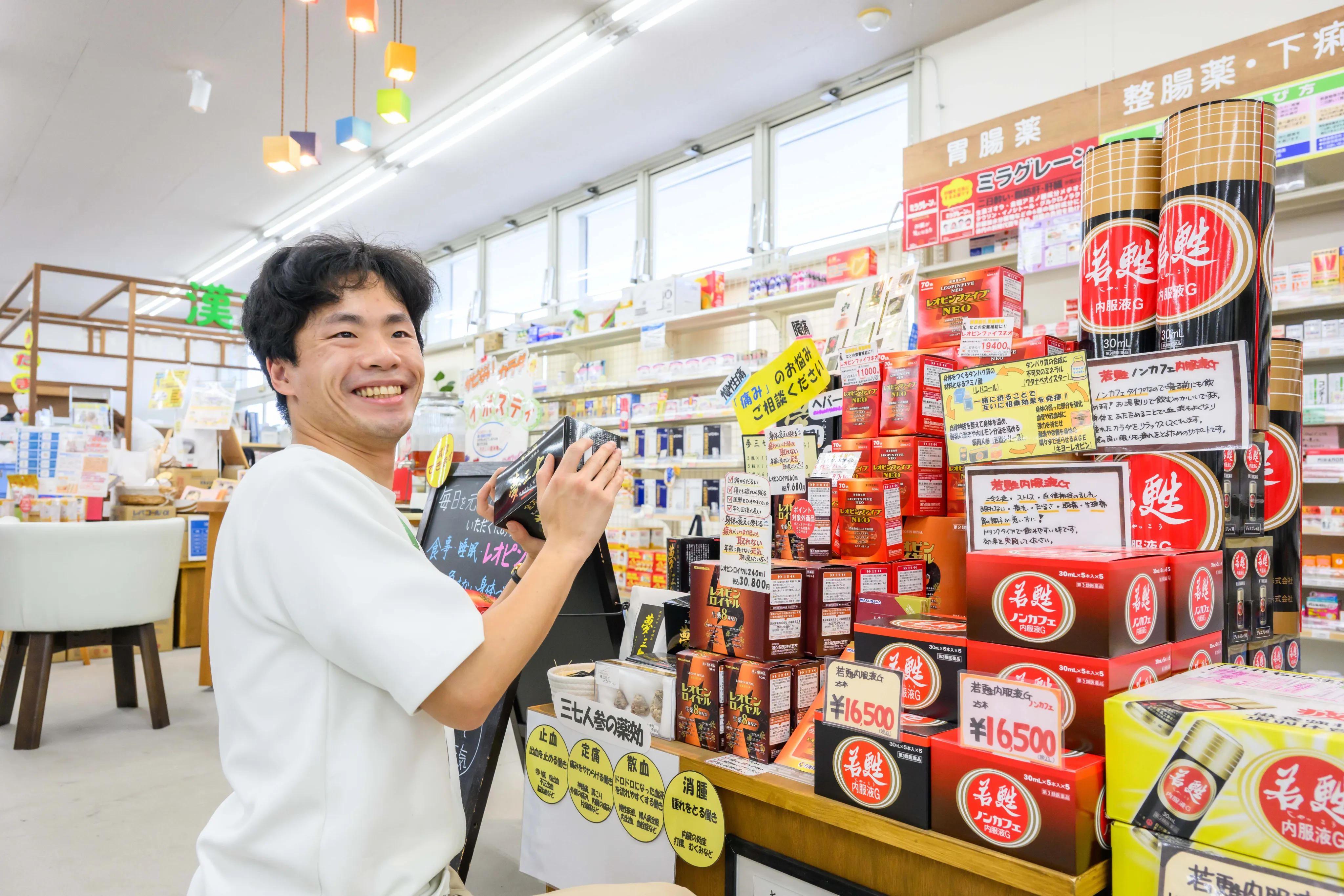 店舗で商品を紹介する社員