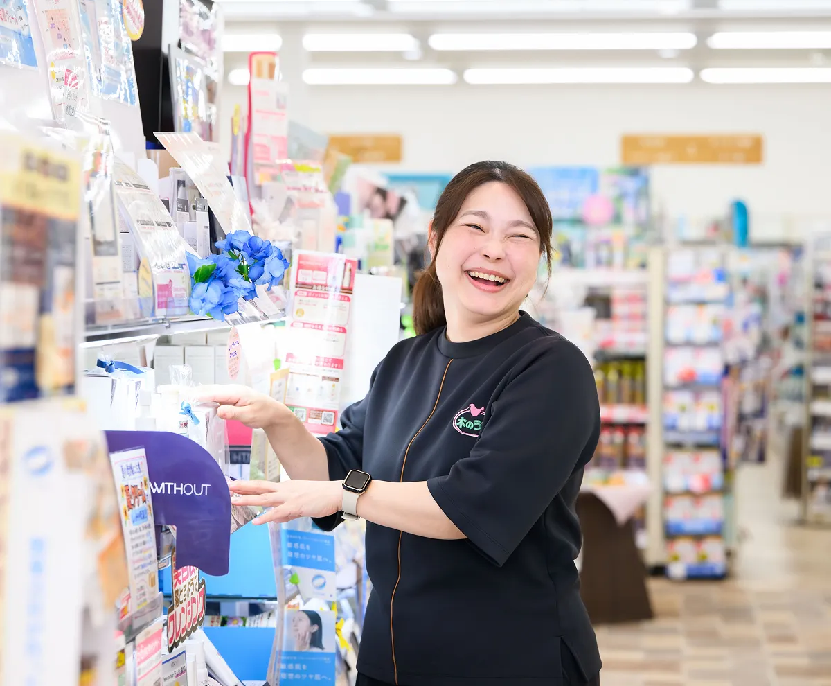 笑顔で働く店舗の社員