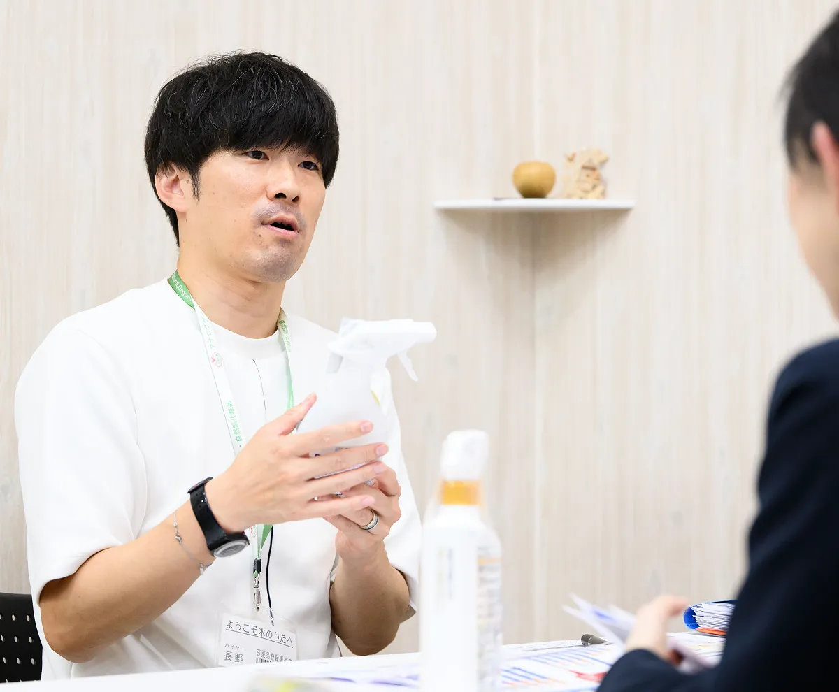 お客様と話す薬剤師