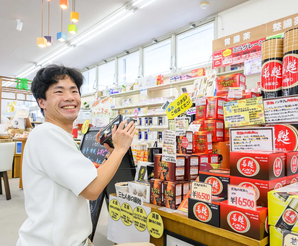 店舗で商品を紹介する社員