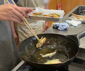 野菜の天ぷらもカラッと美味しく揚がりましたよ。正食中級春夏コース４回目開催です。